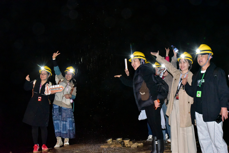 黃龍洞迎來河南省研學(xué)考察團(tuán)